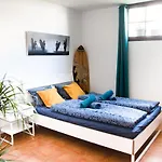 Surf Dream Surfhouse Hostel *